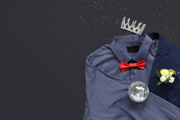 Мужская рубашка с блейзером, короной и бабочкой на черном фоне. Выпускной бал - Фото, изображение