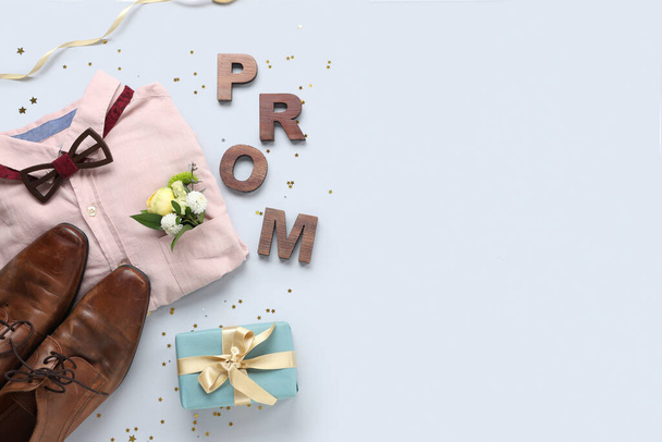 Слово PROM с мужской обувью, рубашкой и подарочной коробкой на белом фоне - Фото, изображение