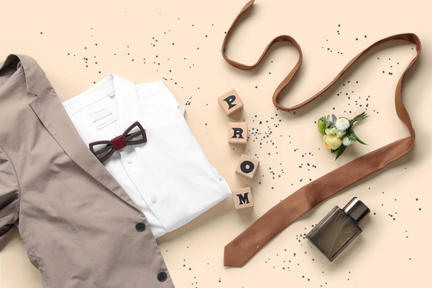 Miesten paita bleiseri, solmio ja sana PROM beige taustalla - Valokuva, kuva
