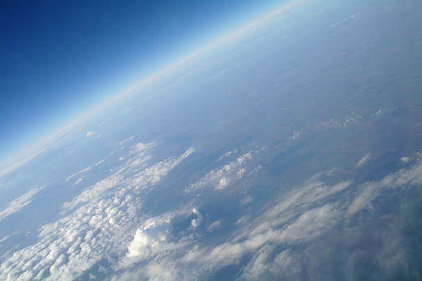 nubes y cielo azul visto desde el plano
 - Foto, Imagen
