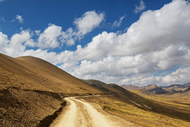 Γραφικός δρόμος στα βουνά Κορντιλέρα στο Περού. Ιστορικό ταξιδιού. - Φωτογραφία, εικόνα