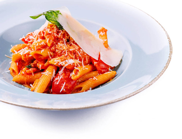 Pâtes italiennes avec sauce tomate et parmesan - Photo, image
