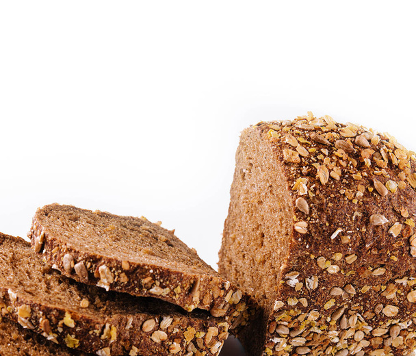 pão de trigo inteiro isolado sobre branco
 - Foto, Imagem