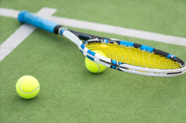 Court de tennis avec balle et raquette. Photo de haute qualité - Photo, image