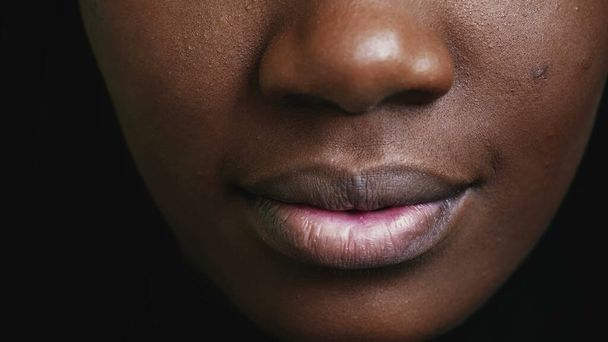 Macro close-up van de mond en lippen van een zwart meisje. Jonge vrouw lip - Foto, afbeelding