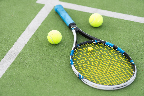Tennisbaan met bal en racket. Hoge kwaliteit foto - Foto, afbeelding