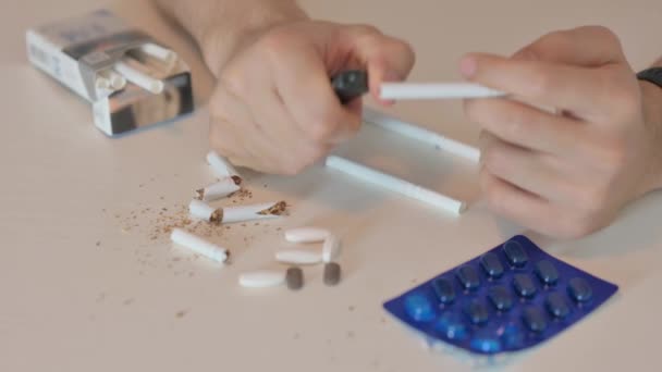 Lähikuva Man Lightning savuke, Pillereitä pöydällä - Materiaali, video