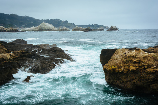 Sziklák és a hullámok a Csendes-óceán: Point Lobos-Stat - Fotó, kép