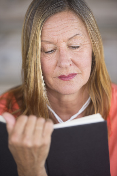 Portrét zralá žena čtení kniha - Fotografie, Obrázek