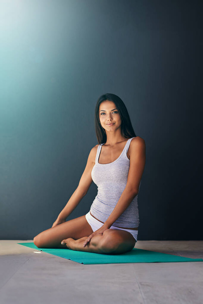 Tapete de ioga, saúde e retrato de mulher calma no apartamento para zen, bem-estar e exercício de fitness. Equilíbrio, sorriso e jovem mulher com pilates treino para o movimento do corpo no chão em casa - Foto, Imagem