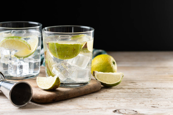 Bicchiere di vodka tonic cocktail su tavolo di legno. Copia spazio - Foto, immagini