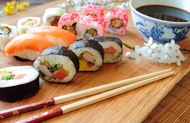 Sushi-ruoan sekoitus puupöydällä
 - Valokuva, kuva