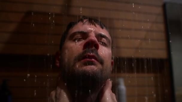 primer plano de ansioso caucásico hombre tomando ducha en casa - Imágenes, Vídeo