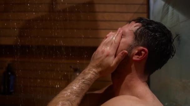 ansioso caucásico hombre tomando ducha en casa - Imágenes, Vídeo