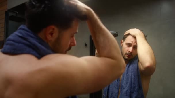 Кавказький чоловік сушить волосся феном - Кадри, відео