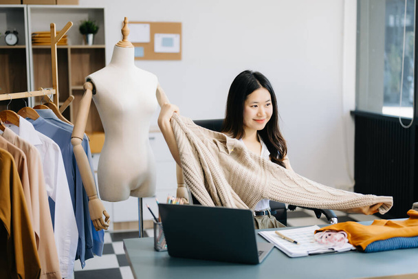 Conceito de blogueiro de moda, Jovem mulher asiática vendendo roupas em streaming de vídeo. Inicialização PME de pequenas empresas - Foto, Imagem