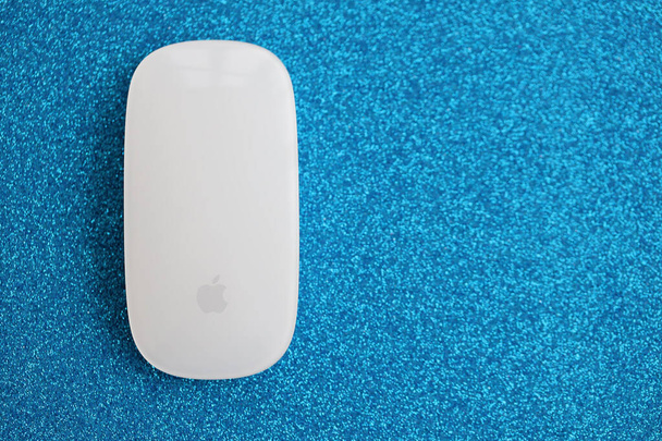 QUIIV, UCRÂNIA - NOVEMBRO 27, 2023 Apple Magic Mouse 3rd generation encontra-se na superfície cintilante brilho de perto - Foto, Imagem