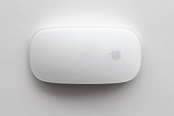 QUIIV, UCRÂNIA - NOVEMBRO 27, 2023 Apple Magic Mouse 3rd generation encontra-se no fundo branco close up - Foto, Imagem