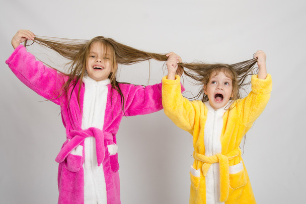 Due ragazze si divertono a vestirsi abiti mantenere i capelli bagnati
 - Foto, immagini