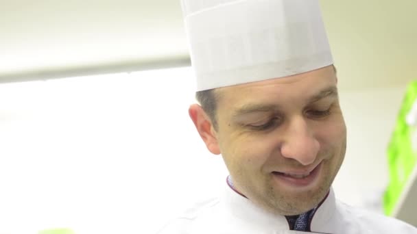 Šéfkuchař práce v kuchyni a úsměvy - pohled ze spodu - Záběry, video