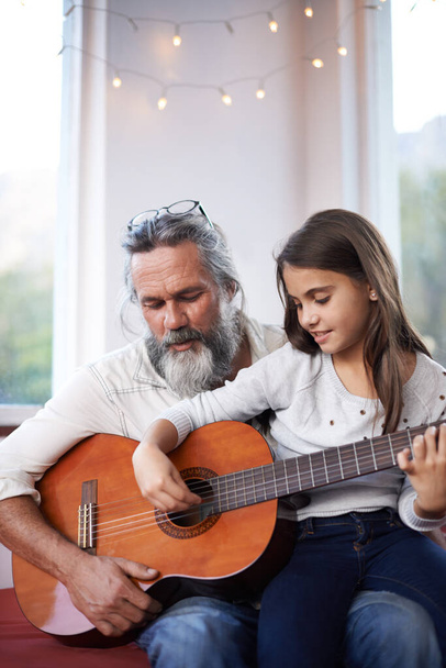 教育,音楽,またはスキル開発のための創造的な練習としての訓練として老人,少女またはギター. おじいちゃん,子供,または楽器は,歌としてメンター,ガイド,またはアドバイスを学ぶために,または一緒に. - 写真・画像