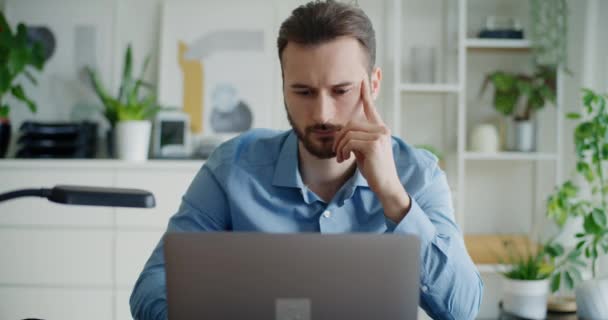 Αυτοπεποίθηση όμορφος νέος επιχειρηματίας που χρησιμοποιεί φορητό υπολογιστή, ενώ εργάζεται σε εταιρικό γραφείο - Πλάνα, βίντεο