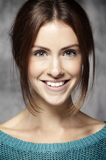 fiatal nő mosolyog - Fotó, kép