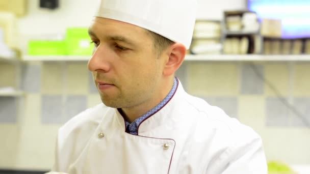 Koch gibt trockene Pasta am Stand - Schuss auf Koch - Filmmaterial, Video