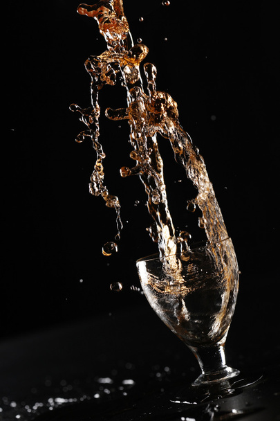 Sıçrama ile şarap dökün - Fotoğraf, Görsel