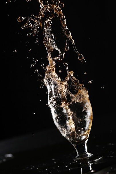 Wijn pour met splash - Foto, afbeelding