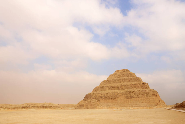 Blick auf die Stufenpyramide von Djoser in Sakqqara Ägypten an einem nebligen Morgen unter Wolken - Foto, Bild