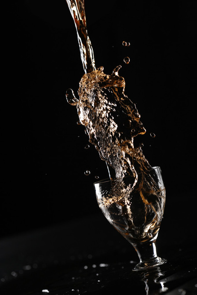 Wein mit Spritzer gießen - Foto, Bild