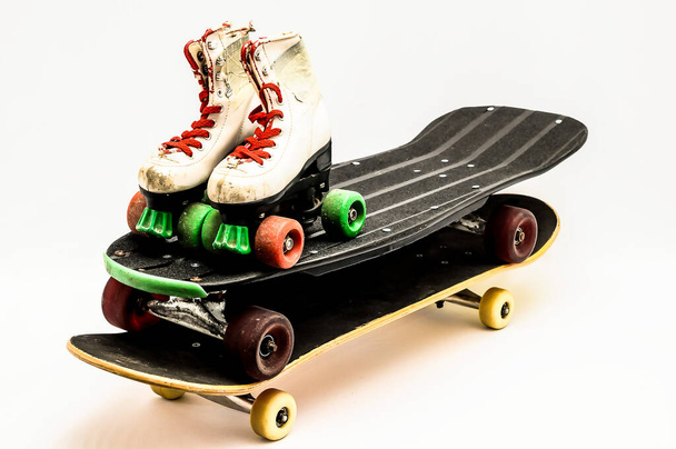 Винтажный стиль черный скейтборд на белом фоне - Фото, изображение