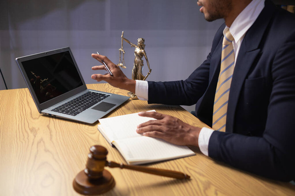 Lawyers are providing legal advice to those seeking legal assistance to understand the rules correctly to prevent unintentional wrongdoing. Concept for seeking legal advice from a team of lawyers - Photo, Image