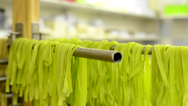 Koch gibt trockene Pasta am Stand - nach der Produktion - Nahaufnahme - Filmmaterial, Video