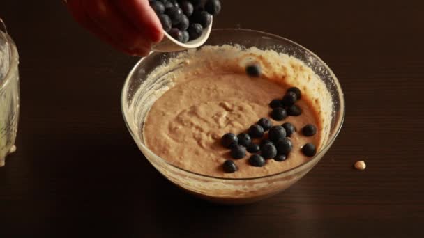 Mischen von frischen Blaubeeren für vegane Blaubeermuffins - Filmmaterial, Video