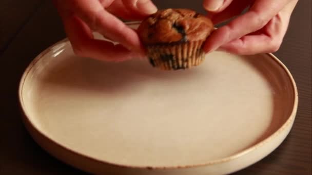 Fermer : Muffins végétaliens sains aux bananes et aux bleuets - Séquence, vidéo