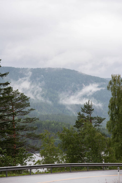 Krajina s norskými horami v zamlžený den. - Fotografie, Obrázek