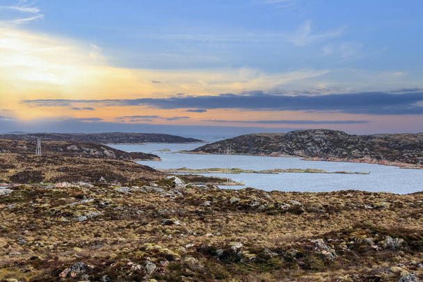 Σκανδιναβικό τοπίο στο νορβηγικό νησί Froeya που βρίσκεται στο κεντρικό τμήμα της Νορβηγίας. - Φωτογραφία, εικόνα