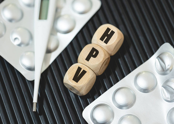 木製サイコロで書かれたヒトパピローマウイルスの略称HPV. 健康,医学,病気,患者 - 写真・画像