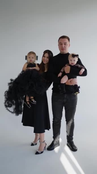 Szerető család öltözött fekete megosztó pillanat az öröm. - Felvétel, videó