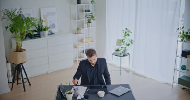 Empresario masculino escribiendo estrategia mientras arruga y arroja papel en la ira en la oficina - Imágenes, Vídeo