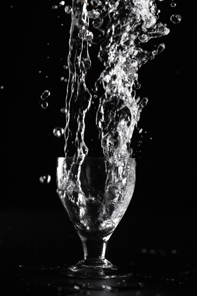 Water pour met splash - Foto, afbeelding