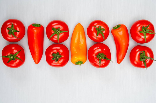 Adorno de la comida, rojo maduro sabrosos tomates holandeses y pimentón, verduras saludables fondo vista superior de cerca, espacio de copia - Foto, imagen