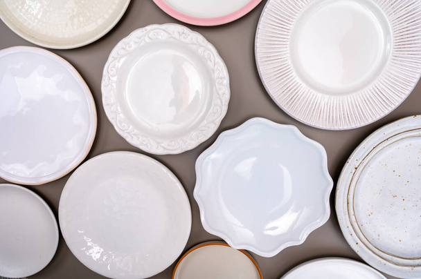 Variété de céramique blanche ou de porcelaine plaques à la mode plat laïc espace de copie - Photo, image