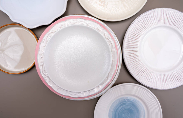 Verscheidenheid van wit keramiek of porselein trendy platen plat lay kopieerruimte - Foto, afbeelding