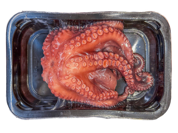 Esieristetty jäädytetty mustekala tyhjiössä suljettu musta muovi tarjotin sous vide ruoanlaittoon eristetty valkoinen leikkausreitillä - Valokuva, kuva