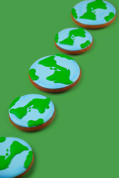 Η ιδέα της Γης. Cookie σε σχήμα της Γης στο χέρι. - Φωτογραφία, εικόνα