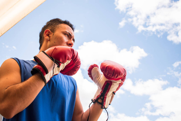 Latina jovem boxeador homem formação com luvas de boxe vermelho em latim ao ar livre ginásio - Foto, Imagem