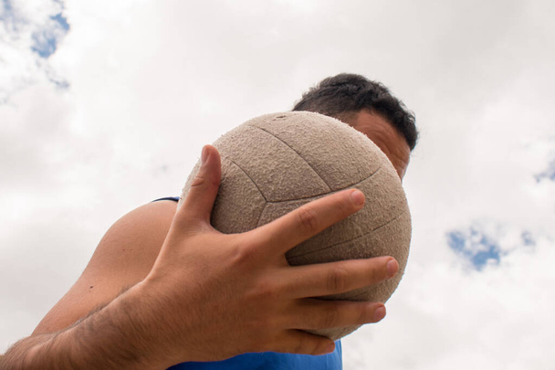 Muž hraje s volejbalovým míčem ve slunečný den - Fotografie, Obrázek